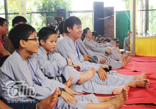 Sinh viên nhảy flash mob ở... chùa