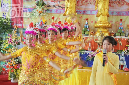 Sinh viên nhảy flash mob ở... chùa