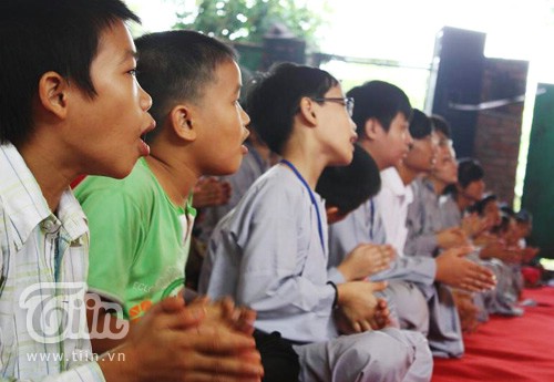 Sinh viên nhảy flash mob ở... chùa