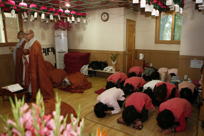 Hàn Quốc : Cảnh Sát quận Giang Nam (Gangnam - 江南) An vị Phật