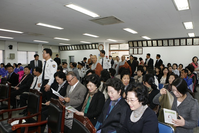 Hàn Quốc : Cảnh Sát quận Giang Nam (Gangnam - 江南) An vị Phật