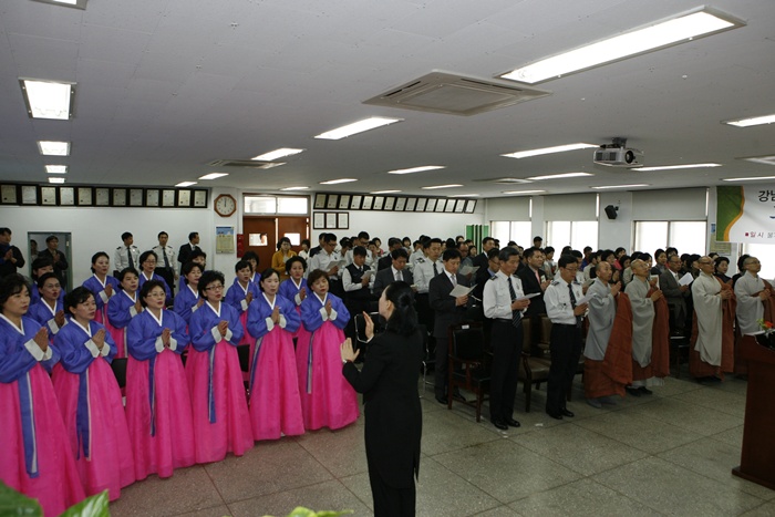 Hàn Quốc : Cảnh Sát quận Giang Nam (Gangnam - 江南) An vị Phật