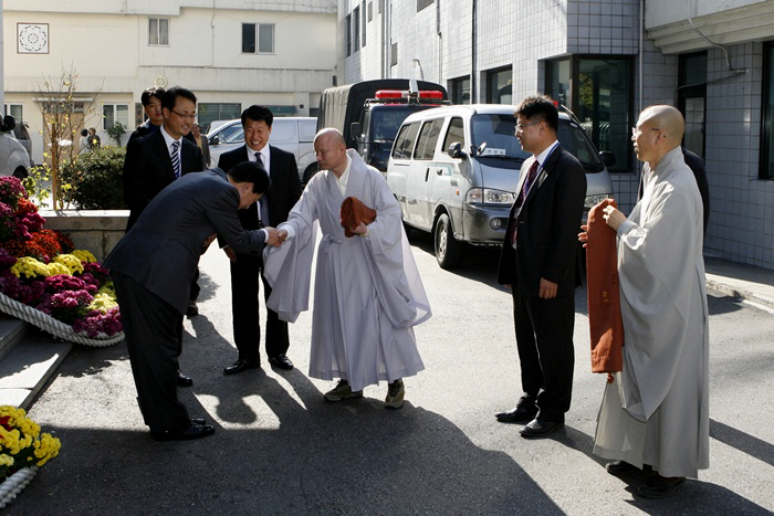 Hàn Quốc : Cảnh Sát quận Giang Nam (Gangnam - 江南) An vị Phật