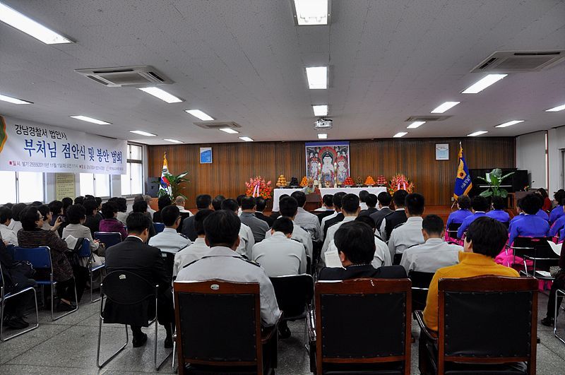 Hàn Quốc : Cảnh Sát quận Giang Nam (Gangnam - 江南) An vị Phật