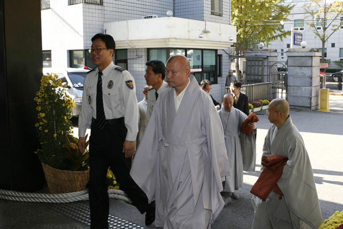 Hàn Quốc : Cảnh Sát quận Giang Nam (Gangnam - 江南) An vị Phật