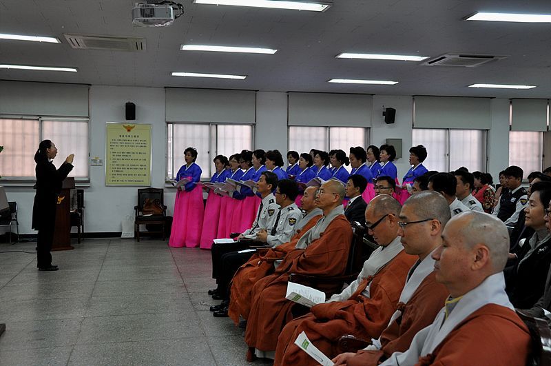 Hàn Quốc : Cảnh Sát quận Giang Nam (Gangnam - 江南) An vị Phật