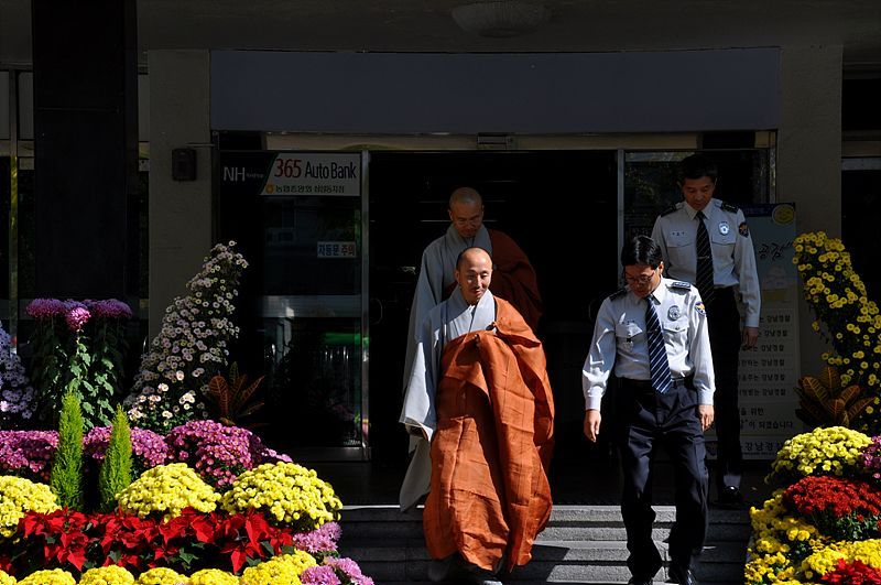 Hàn Quốc : Cảnh Sát quận Giang Nam (Gangnam - 江南) An vị Phật