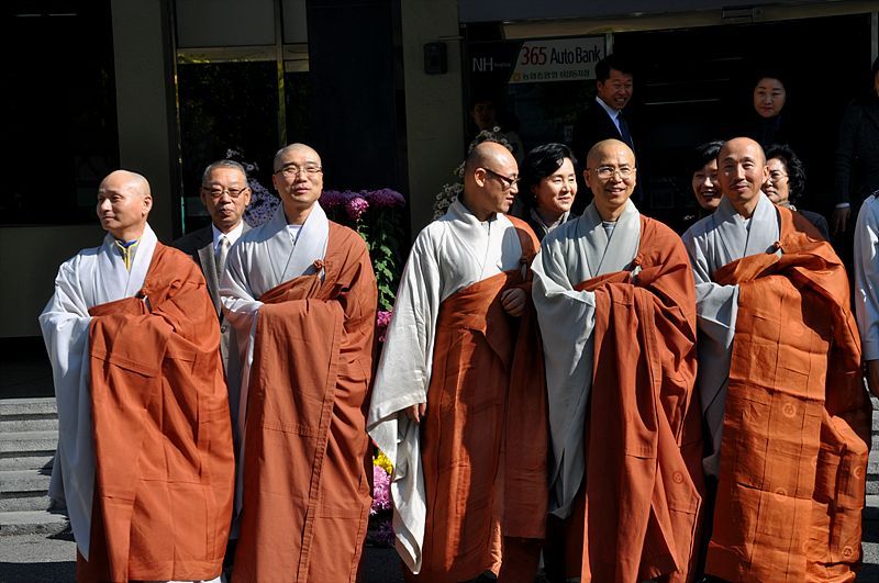 Hàn Quốc : Cảnh Sát quận Giang Nam (Gangnam - 江南) An vị Phật