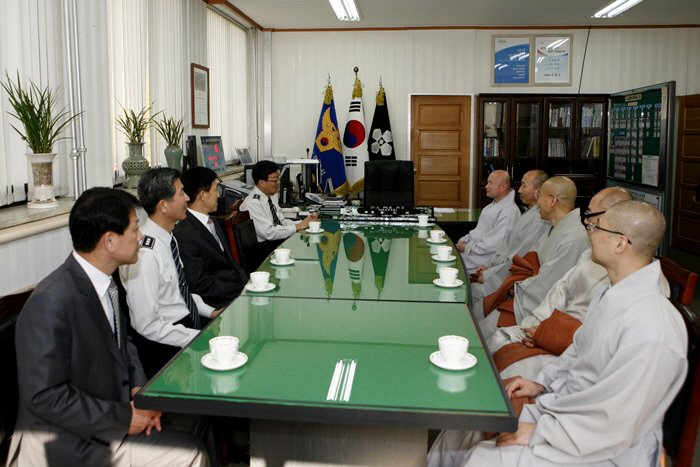 Hàn Quốc : Cảnh Sát quận Giang Nam (Gangnam - 江南) An vị Phật