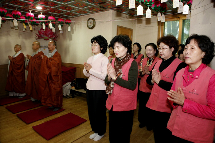 Hàn Quốc : Cảnh Sát quận Giang Nam (Gangnam - 江南) An vị Phật