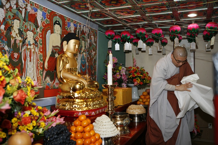 Hàn Quốc : Cảnh Sát quận Giang Nam (Gangnam - 江南) An vị Phật