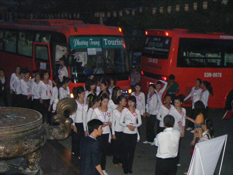 Buổi thiền hành tại chùa Vĩnh Nghiêm cho 65 thí sinh cuộc thi Hoa hậu các dân tộc Việt Nam