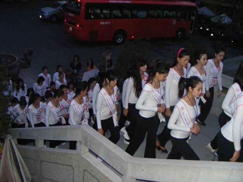 Buổi thiền hành tại chùa Vĩnh Nghiêm cho 65 thí sinh cuộc thi Hoa hậu các dân tộc Việt Nam