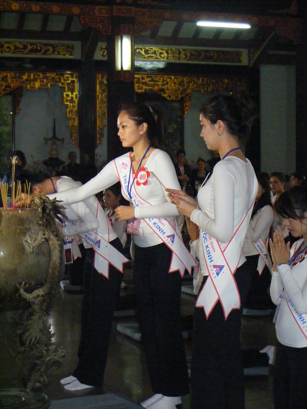 Buổi thiền hành tại chùa Vĩnh Nghiêm cho 65 thí sinh cuộc thi Hoa hậu các dân tộc Việt Nam