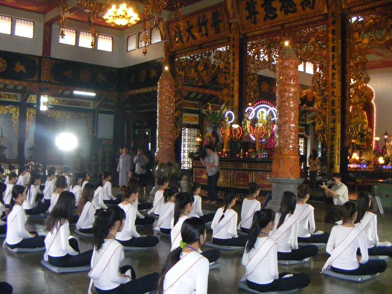 Buổi thiền hành tại chùa Vĩnh Nghiêm cho 65 thí sinh cuộc thi Hoa hậu các dân tộc Việt Nam