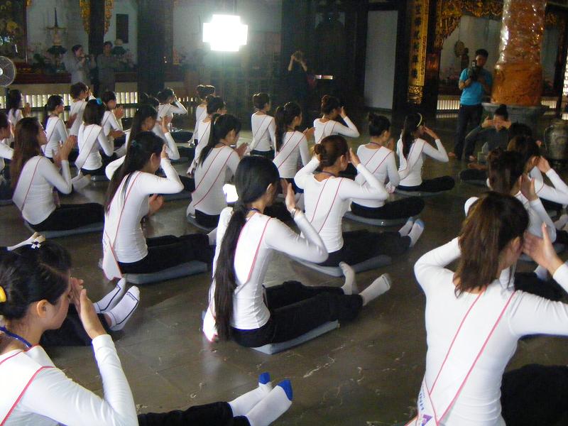 Buổi thiền hành tại chùa Vĩnh Nghiêm cho 65 thí sinh cuộc thi Hoa hậu các dân tộc Việt Nam