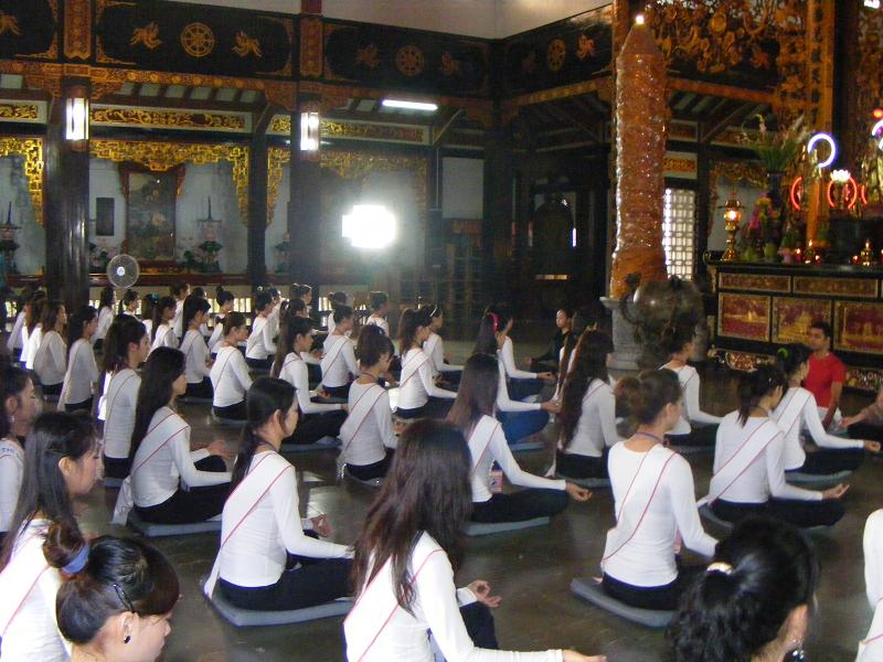 Buổi thiền hành tại chùa Vĩnh Nghiêm cho 65 thí sinh cuộc thi Hoa hậu các dân tộc Việt Nam