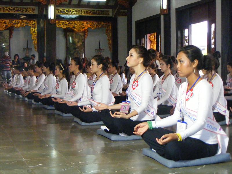 Buổi thiền hành tại chùa Vĩnh Nghiêm cho 65 thí sinh cuộc thi Hoa hậu các dân tộc Việt Nam