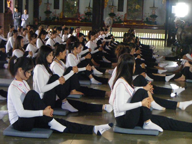 Buổi thiền hành tại chùa Vĩnh Nghiêm cho 65 thí sinh cuộc thi Hoa hậu các dân tộc Việt Nam