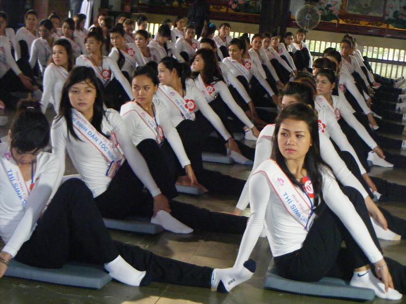 Buổi thiền hành tại chùa Vĩnh Nghiêm cho 65 thí sinh cuộc thi Hoa hậu các dân tộc Việt Nam