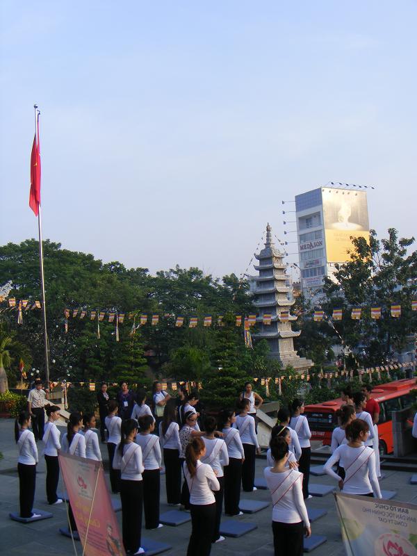 Buổi thiền hành tại chùa Vĩnh Nghiêm cho 65 thí sinh cuộc thi Hoa hậu các dân tộc Việt Nam