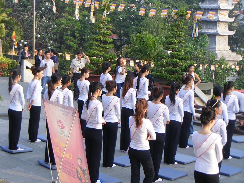 Buổi thiền hành tại chùa Vĩnh Nghiêm cho 65 thí sinh cuộc thi Hoa hậu các dân tộc Việt Nam
