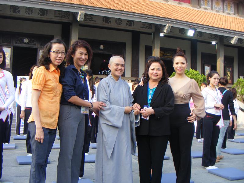 Buổi thiền hành tại chùa Vĩnh Nghiêm cho 65 thí sinh cuộc thi Hoa hậu các dân tộc Việt Nam