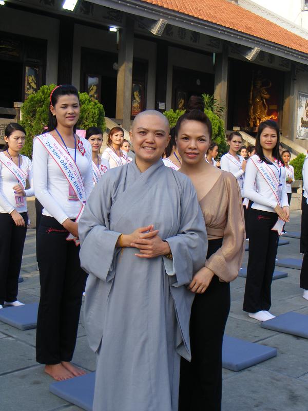 Buổi thiền hành tại chùa Vĩnh Nghiêm cho 65 thí sinh cuộc thi Hoa hậu các dân tộc Việt Nam