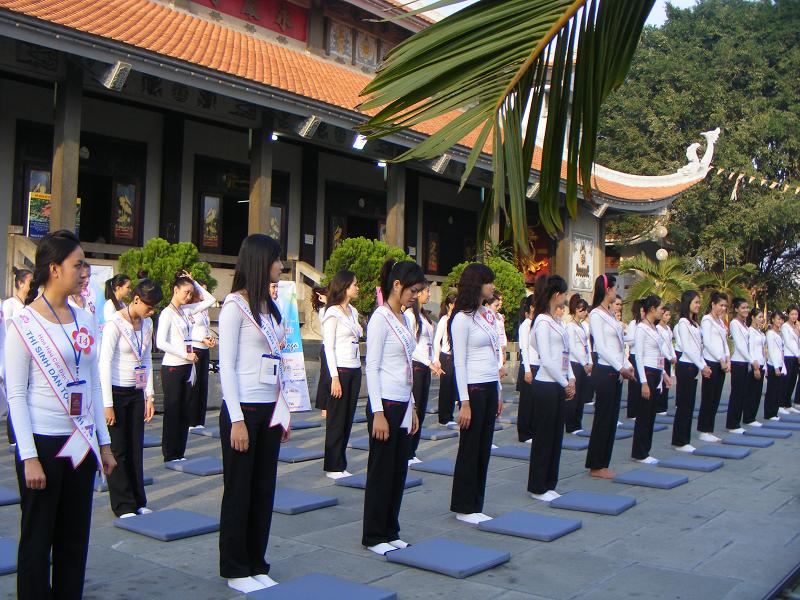Buổi thiền hành tại chùa Vĩnh Nghiêm cho 65 thí sinh cuộc thi Hoa hậu các dân tộc Việt Nam