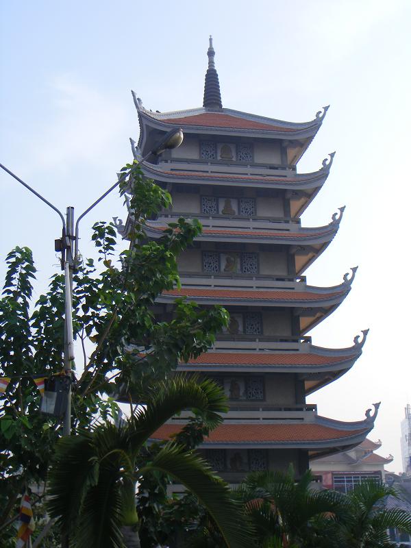 Buổi thiền hành tại chùa Vĩnh Nghiêm cho 65 thí sinh cuộc thi Hoa hậu các dân tộc Việt Nam