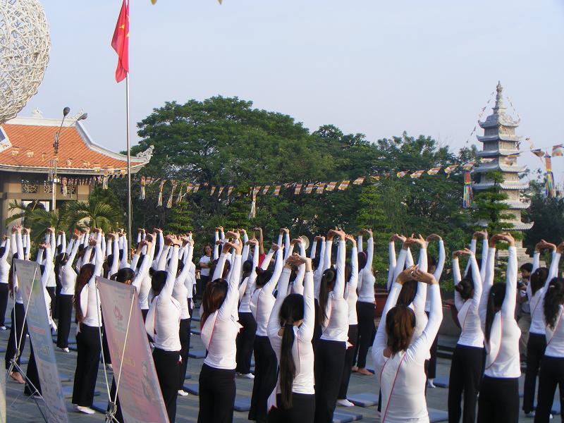 Buổi thiền hành tại chùa Vĩnh Nghiêm cho 65 thí sinh cuộc thi Hoa hậu các dân tộc Việt Nam