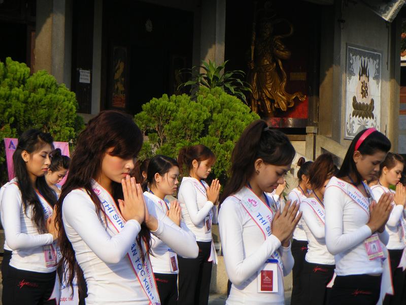 Buổi thiền hành tại chùa Vĩnh Nghiêm cho 65 thí sinh cuộc thi Hoa hậu các dân tộc Việt Nam