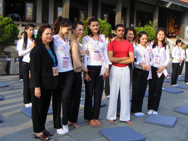 Buổi thiền hành tại chùa Vĩnh Nghiêm cho 65 thí sinh cuộc thi Hoa hậu các dân tộc Việt Nam