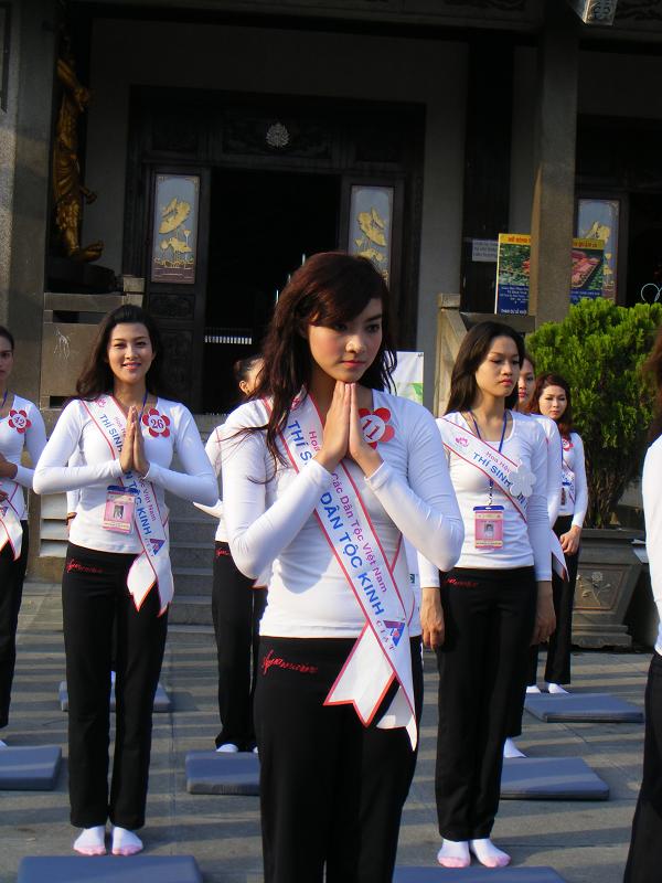 Buổi thiền hành tại chùa Vĩnh Nghiêm cho 65 thí sinh cuộc thi Hoa hậu các dân tộc Việt Nam