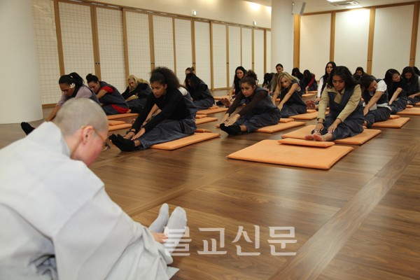 Thí sinh Hoa hậu Châu Á Thái Bình Dương vào Chùa Hàn Quốc tu học