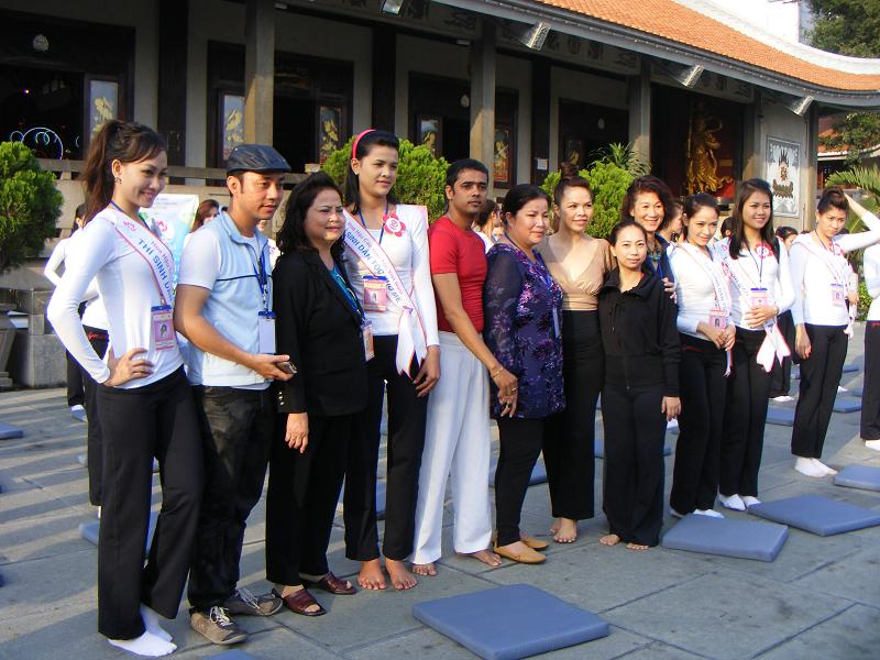 Buổi thiền hành tại chùa Vĩnh Nghiêm cho 65 thí sinh cuộc thi Hoa hậu các dân tộc Việt Nam