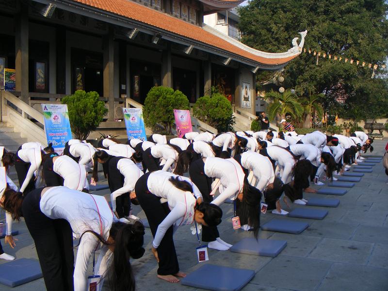 Buổi thiền hành tại chùa Vĩnh Nghiêm cho 65 thí sinh cuộc thi Hoa hậu các dân tộc Việt Nam