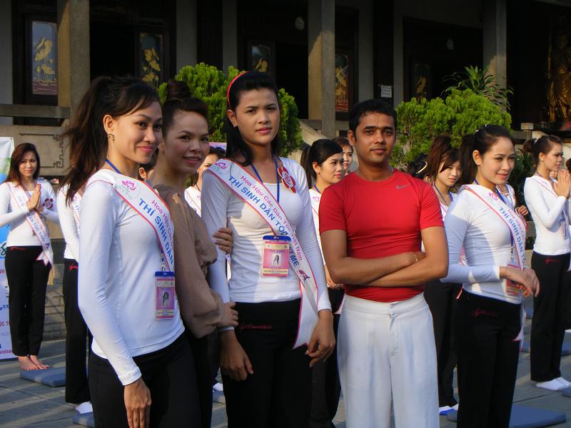 Buổi thiền hành tại chùa Vĩnh Nghiêm cho 65 thí sinh cuộc thi Hoa hậu các dân tộc Việt Nam
