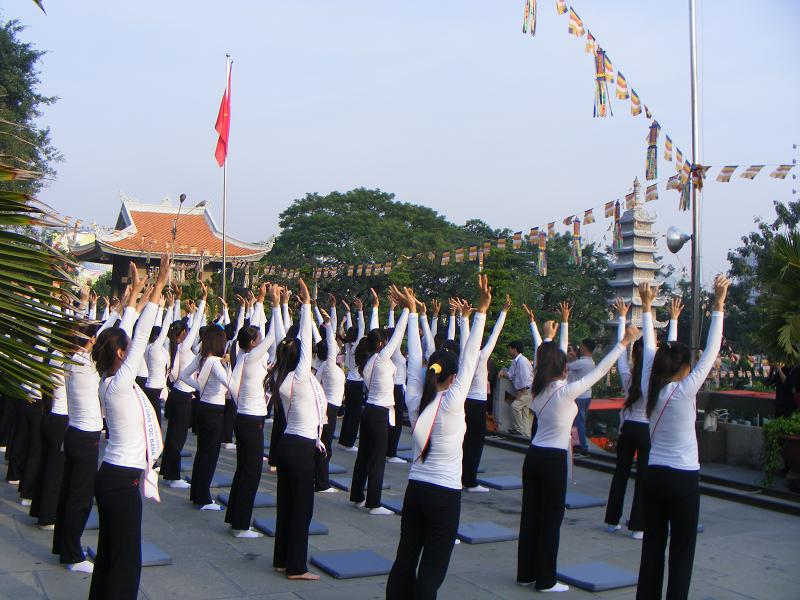 Buổi thiền hành tại chùa Vĩnh Nghiêm cho 65 thí sinh cuộc thi Hoa hậu các dân tộc Việt Nam