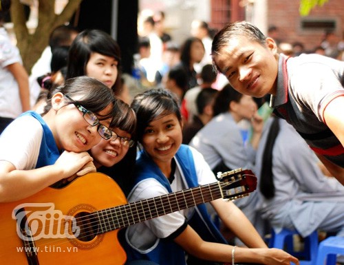 Sinh viên nhảy flash mob ở... chùa