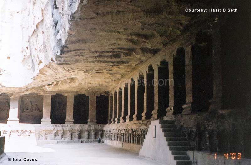 Ngôi chùa cổ trong hang đá