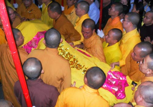 Lễ nhập kim quan Trưởng lão Hòa thượng Thích Thanh Tứ