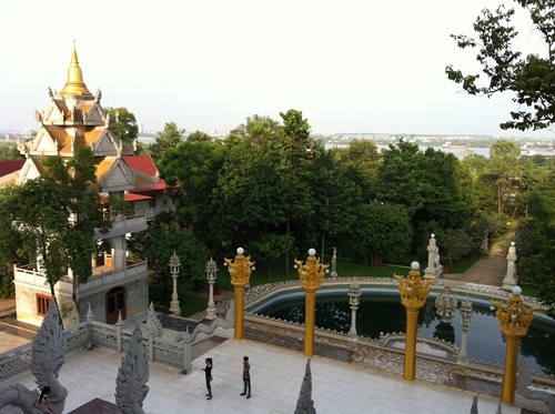 Chiêm ngưỡng ngôi Bảo Tháp lộng lẫy ở trung tâm TP.HCM
