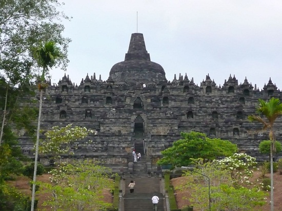 Đền thờ Phật trên núi ở Indonesia