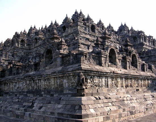 Đền thờ Phật trên núi ở Indonesia