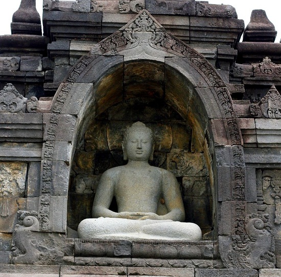 Đền thờ Phật trên núi ở Indonesia