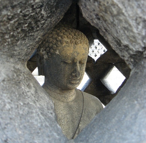 Đền thờ Phật trên núi ở Indonesia