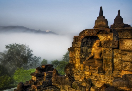 Đền thờ Phật trên núi ở Indonesia