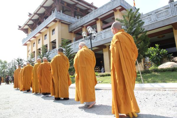 Đại Giới Đàn Hành Trụ Viên Mãn Hành Nghi Thiên Tăng Cổ Phật Khất Thực