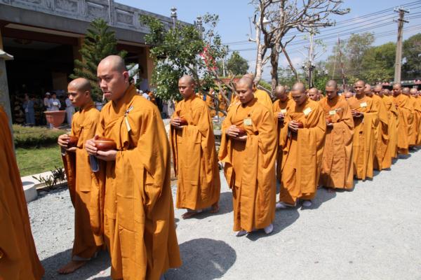 Đại Giới Đàn Hành Trụ Viên Mãn Hành Nghi Thiên Tăng Cổ Phật Khất Thực